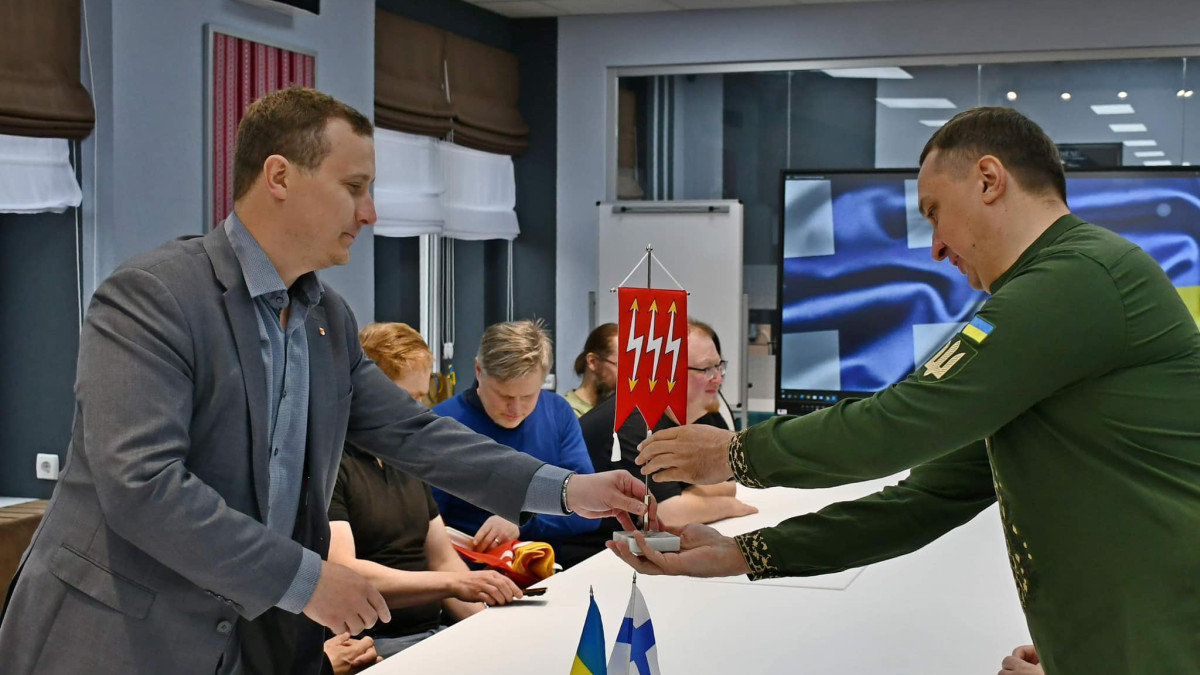 Matias Hilden luovutti KIPAn lahjoittamien pakettiautojen avaimet Nizhynin kaupunginjohtaja Oleksandr Kodolalle.