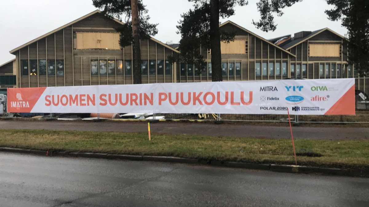 Suomen suurin puukoulu on vuoden mittaan kohonnut katukuvaan.
