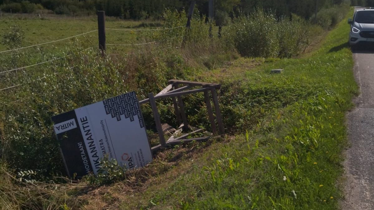 Kaadettu työmaakyltti.