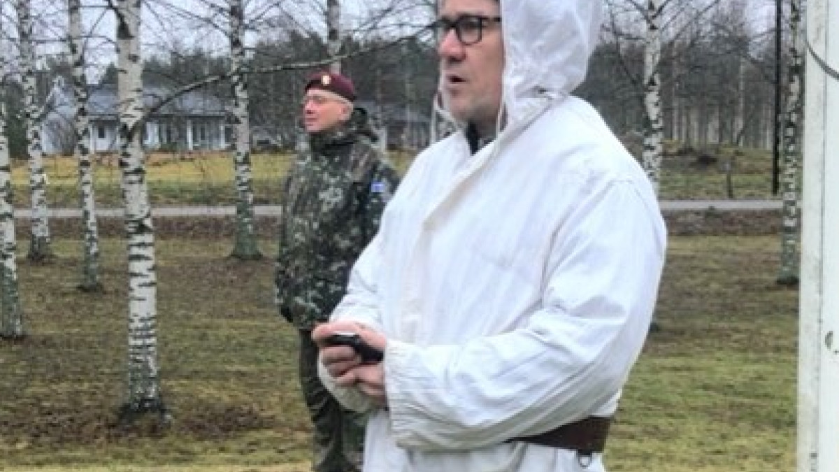 Näyttelijä Aki Honkatukia tulkitsi Yrjö Jylhän Kaivo-runon, taustalla Heikki Naukkarinen