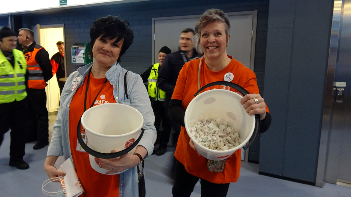 Imatran kaupunki jakoi ottelussa yleisölle karkkia, sankojen kanssa Laura Inkinen ja Sari Saarinen