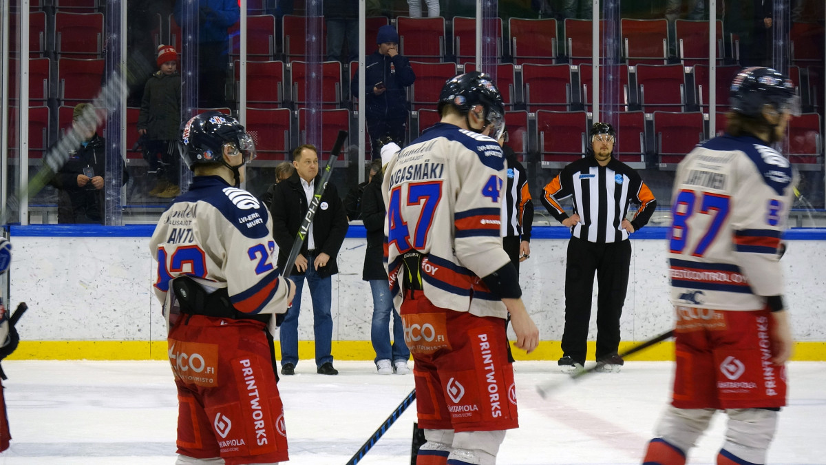 Ketterän pelaajien taustalla parhaat pelaajia palkinnut kaupunginjohtaja Rami Hasu