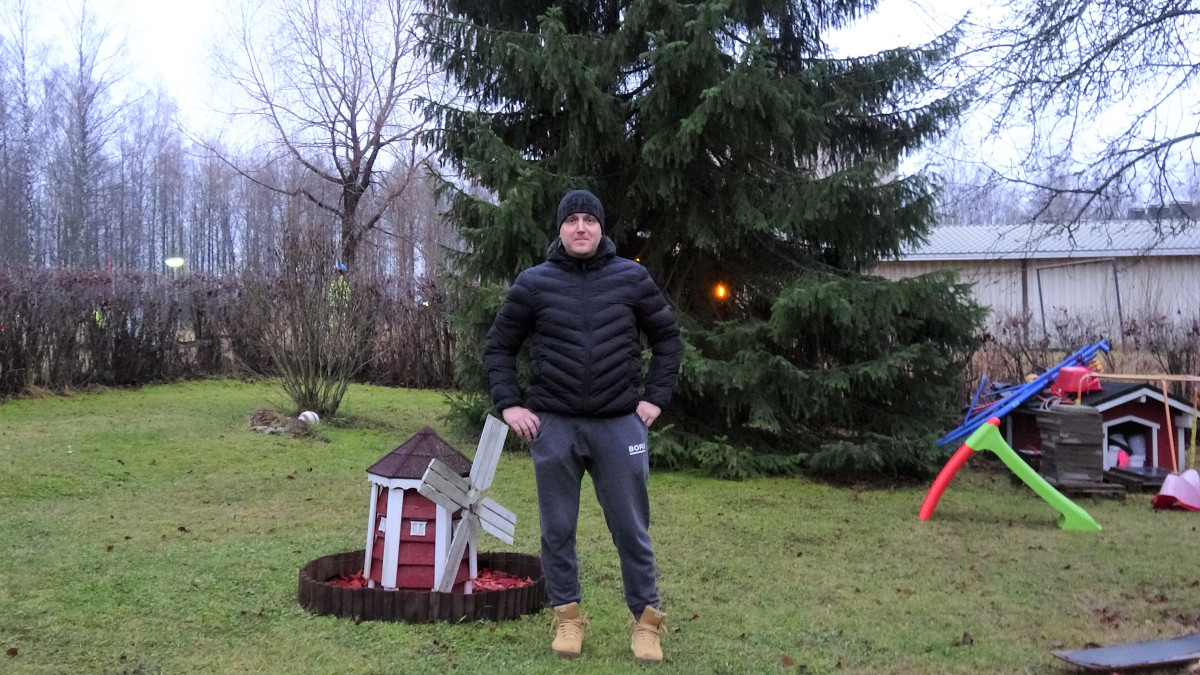 Jari Nieminen pihakuusen edessä