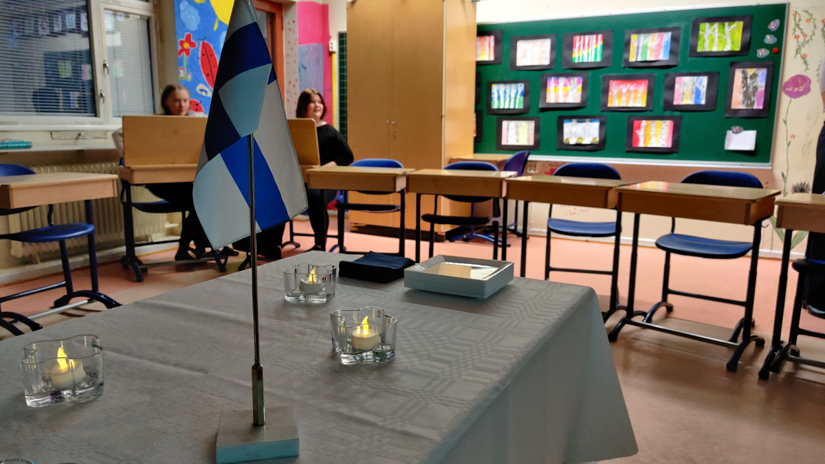 Suomen lippu pöydällä.