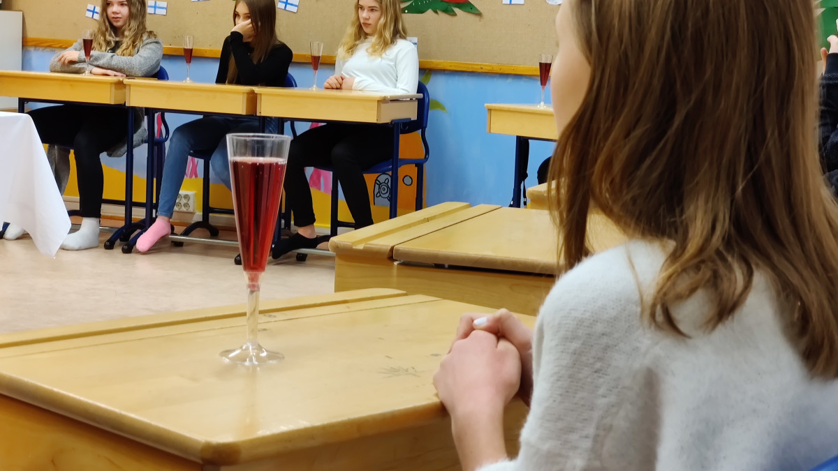 Oppilaat istuvat juhlassa.