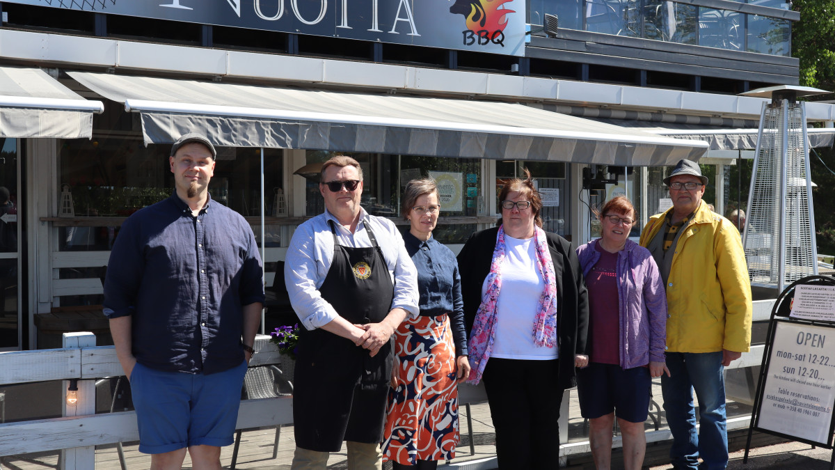 Karjalan Keittiömestareita ja tapahtuman tuottaja Juha-Pekka Natunen Ravintola Nuotan edessä.
