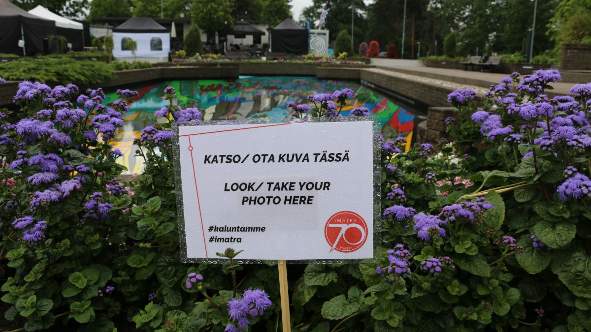 Opasteet kertovat, mistä saa parhaan kuvan.