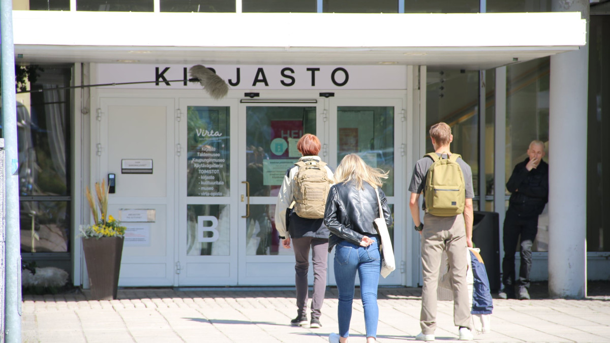 Kuvaukset käynnissä pääkirjaston edessä.