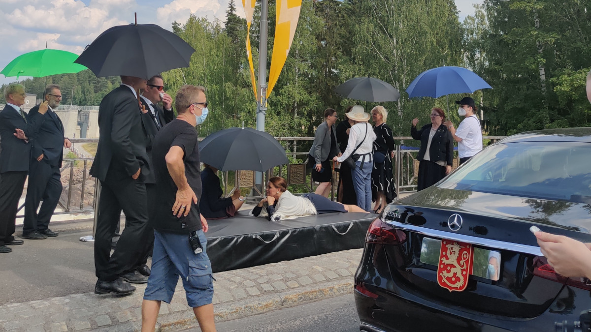 Tv-sarjan kuvaukset Imatrankosken sillalla.