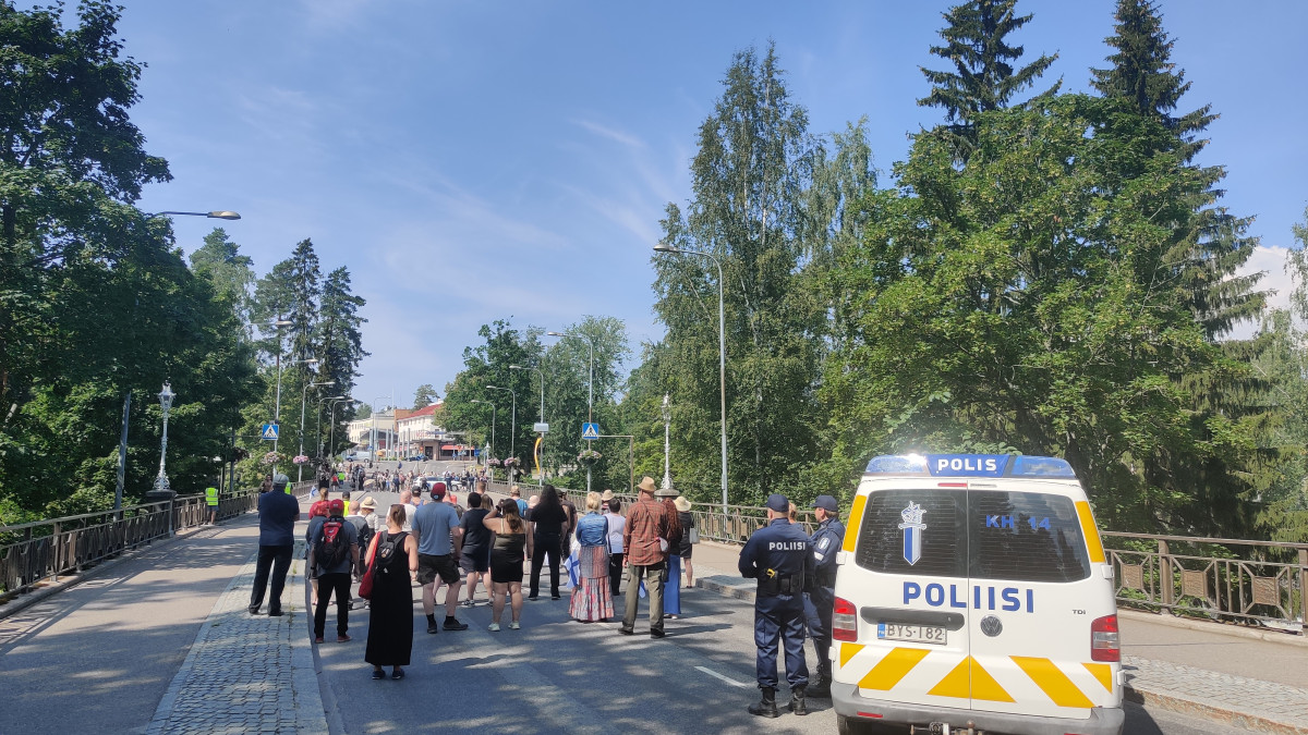Tv-sarjan kuvaukset Imatrankosken sillalla.