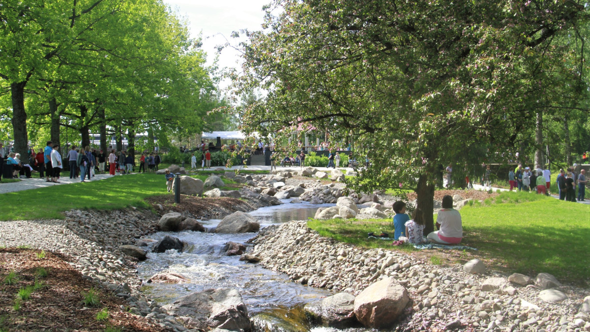 Kruununpuiston kaupunkipuro avajaispäivänä 13.6.2015