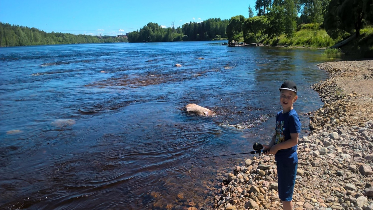 Poika virvelöimässä rannalla.