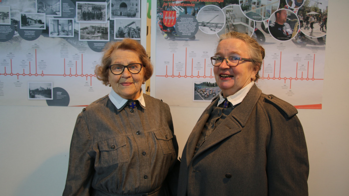 Pikkulotta Liisa Lääperi ja perinnelotta Paula Hukka (kuvassa vasemmalla)