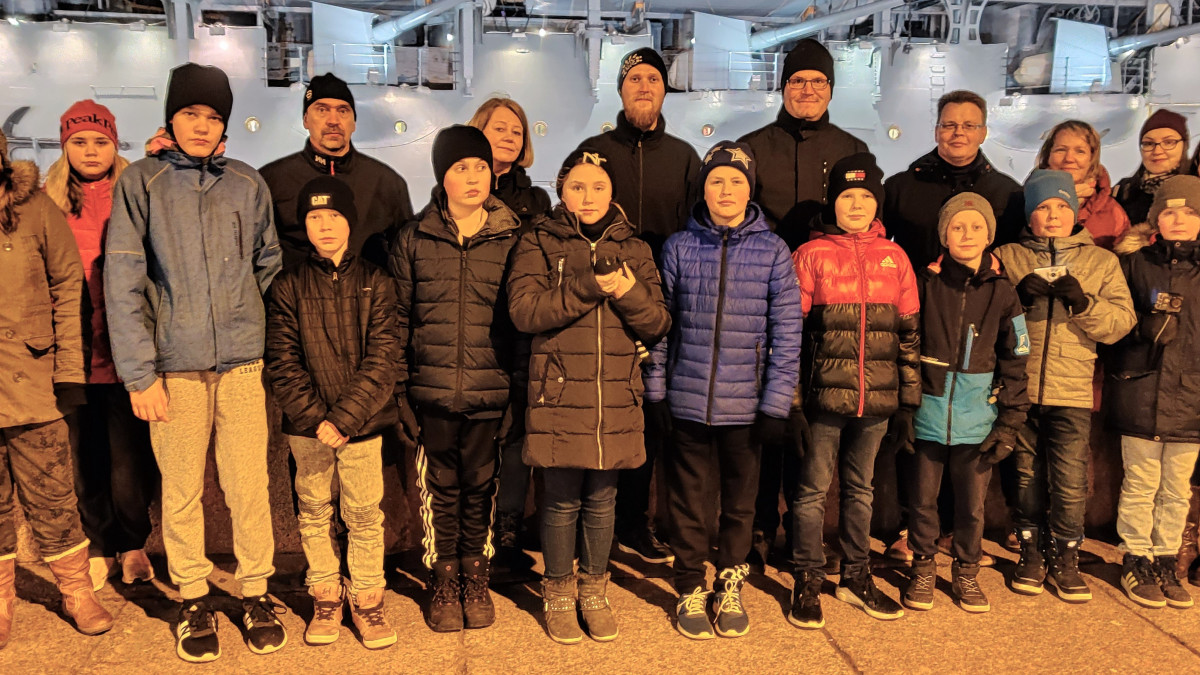 Imatralaiset Neva-joen rannalla Aurora-laivan edessä