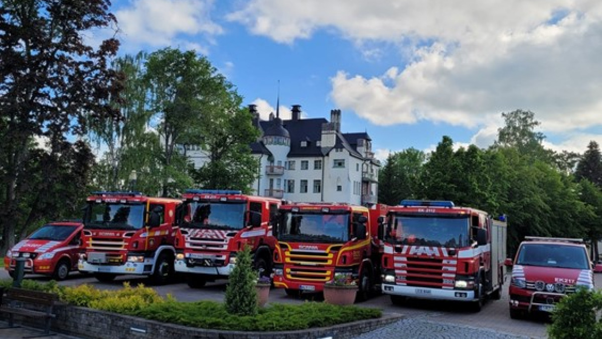 Etelä-Karjalan Pelastuslaitoksen kalustoa Imatralla Valtionhotelli taustalla.