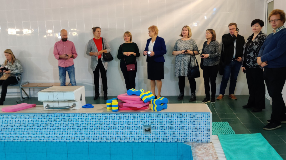 Hankkeen suunnittelupäivässä tutustuttiin myös koulu numero 622:n tiloihin. Altaan reunalla kuvassa vasemmalta Minna Rovio, Jari Palviainen, Maarit Turunen, Julia Virolainen, Natalia Aleksahina, Minna Parjanne, Tytti Lankinen, Janne Rautiainen, koulu nro 622:n vararehtori ja Juha Mäkitalo