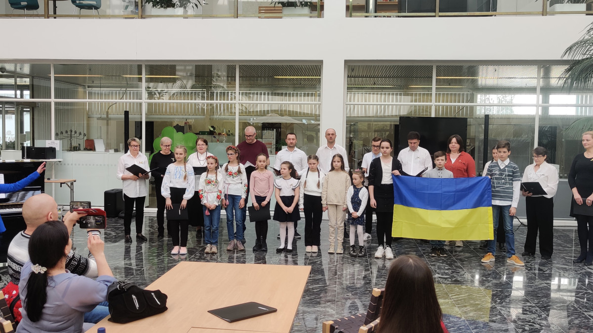 Ukrainalaisen lapsikuoron ja aikuisten sekakuoron esitys vieraille.