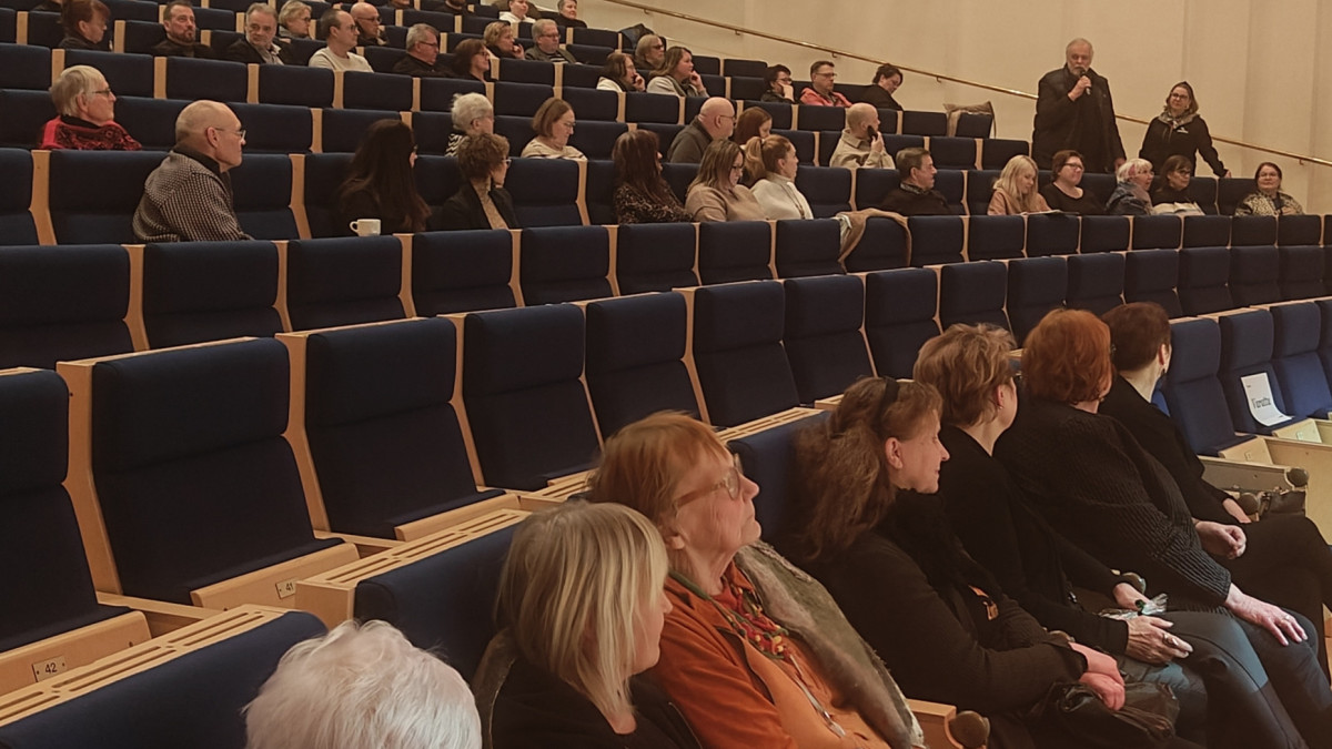Yleisöä Kulttuuritalo Virrassa.