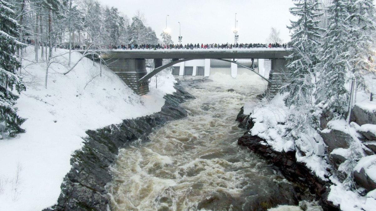 Koski kuohuu 1.1. klo 14.