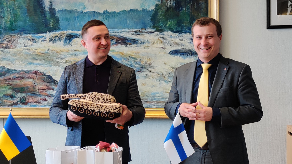 Imatran kaupunki sai tervehdyksen Nizhynistä. Pehmolelu on kaupungin oman tehtaan tuotantoa.