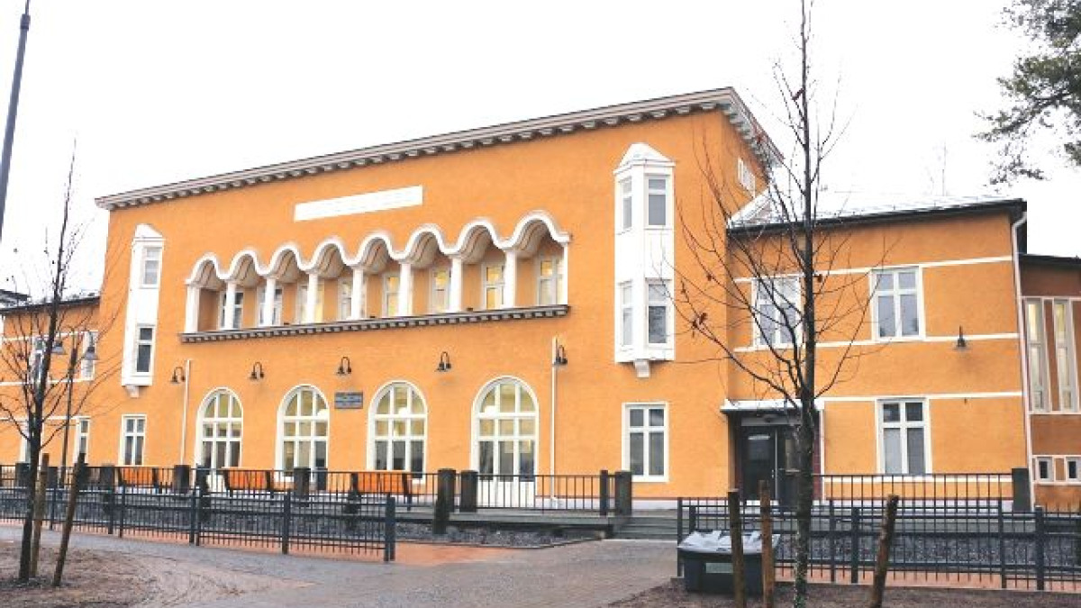Kosken koulukeskuksen lyseon rakennus.