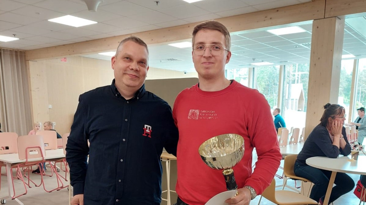 Mansikkalan koulukeskuksen Arjen tekijä-palkittu 2023 on Ville Backlund, jonka vasemmalla puolella seisoo rehtori Lasse Tiilikka.