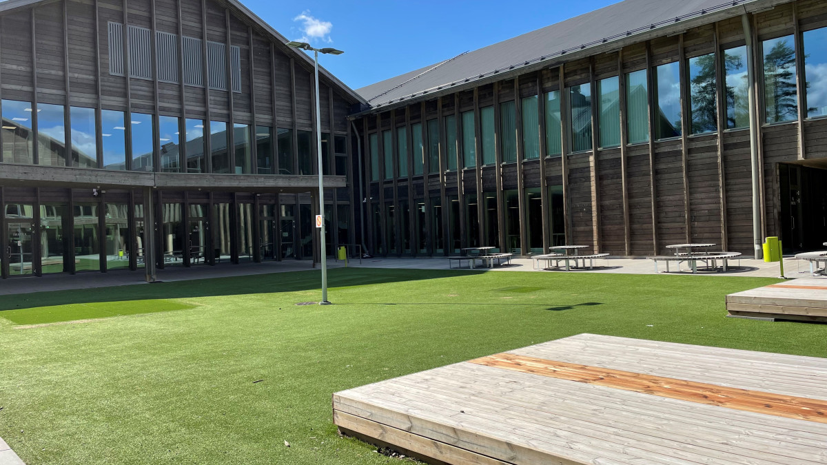 Sisäpihalle raivattiin pelitilaa.
