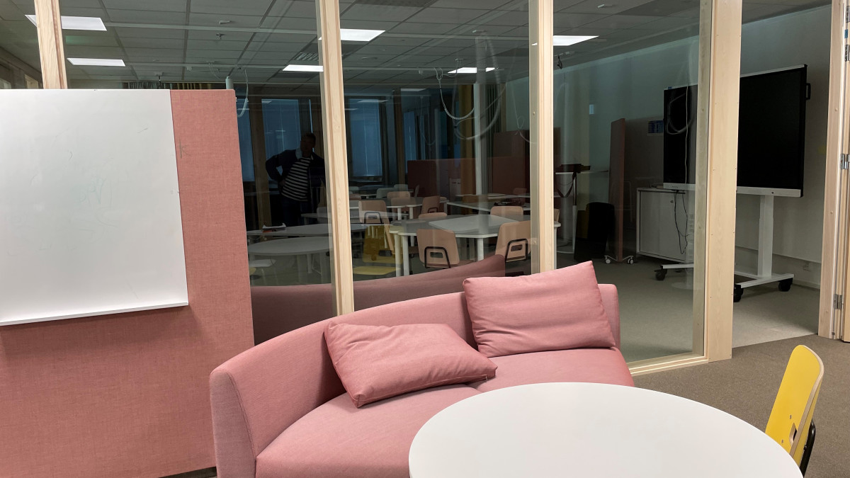 Uusia lasi- ja siirtoseiniä on asennettu eri puolille koulukeskusta.