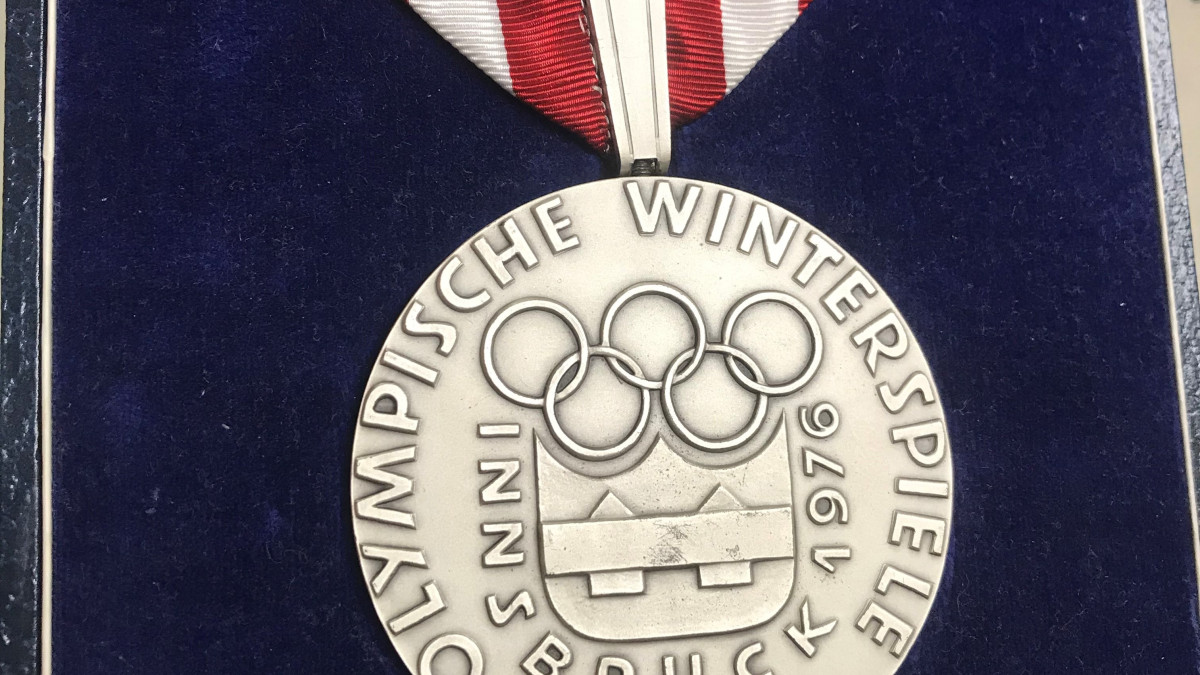 Olympiahopeaa viestissä 1976.