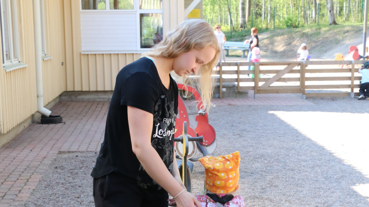 Kesätyöntekijä päiväkodissa