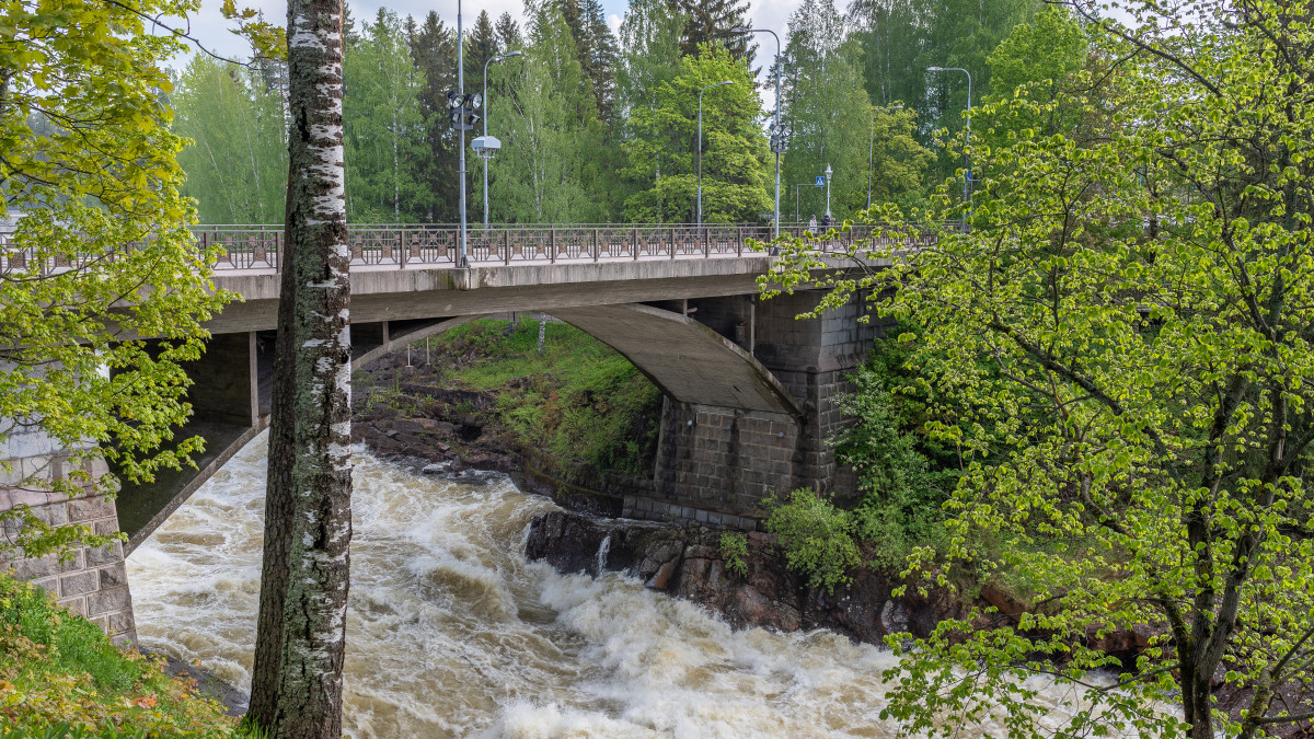 Imatrankosken silta, jonka alla kuohuu koski.