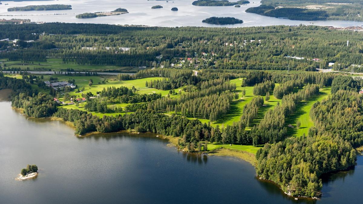 Golfkentän alue ilmasta.