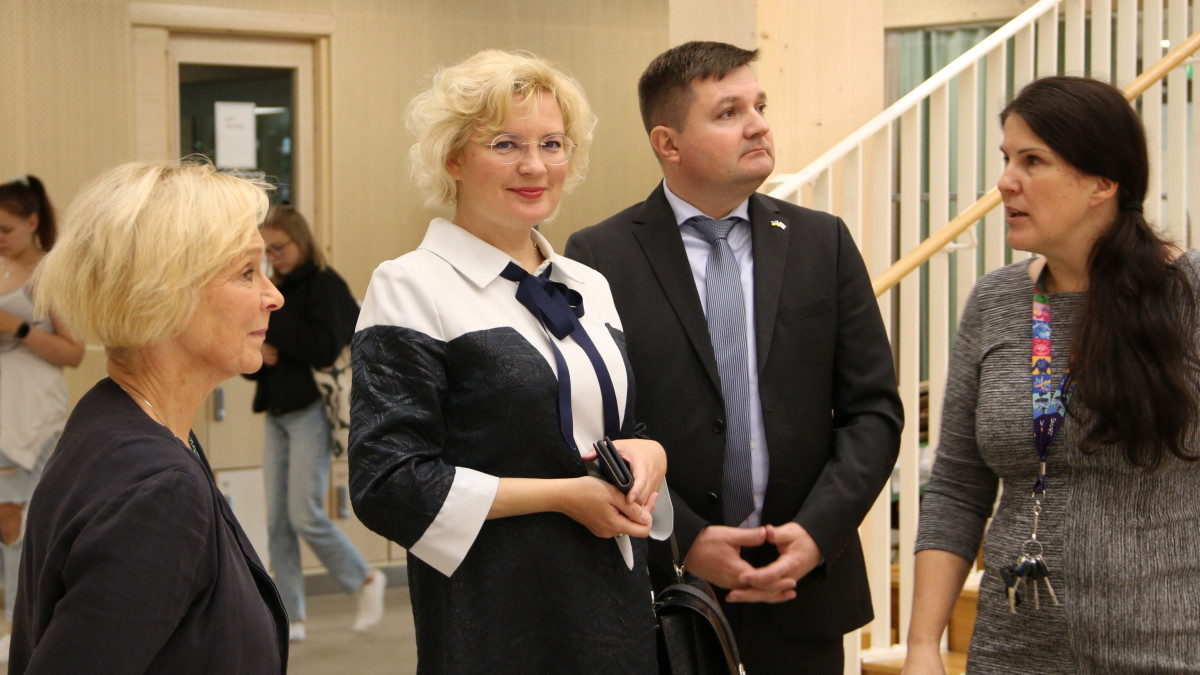 Ihmisiä koulukeskuksen aulassa.
