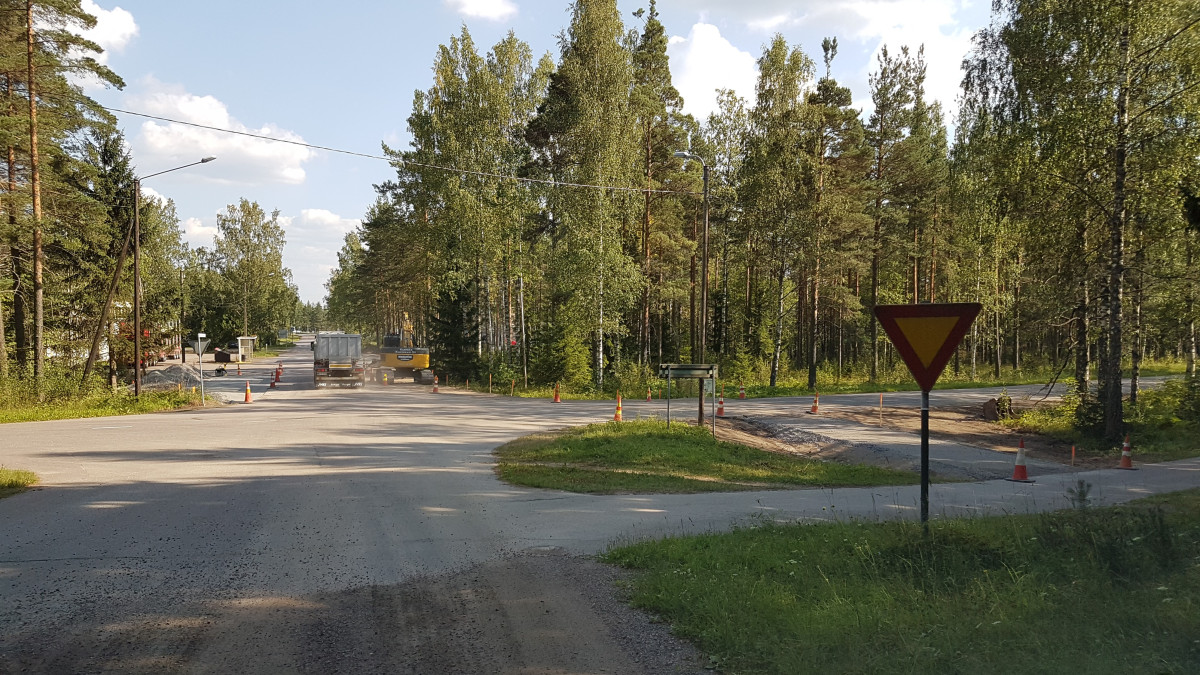 Työmaa Lättäläntien, Vuoksenniskantien ja Kaukopääntien risteyksessä