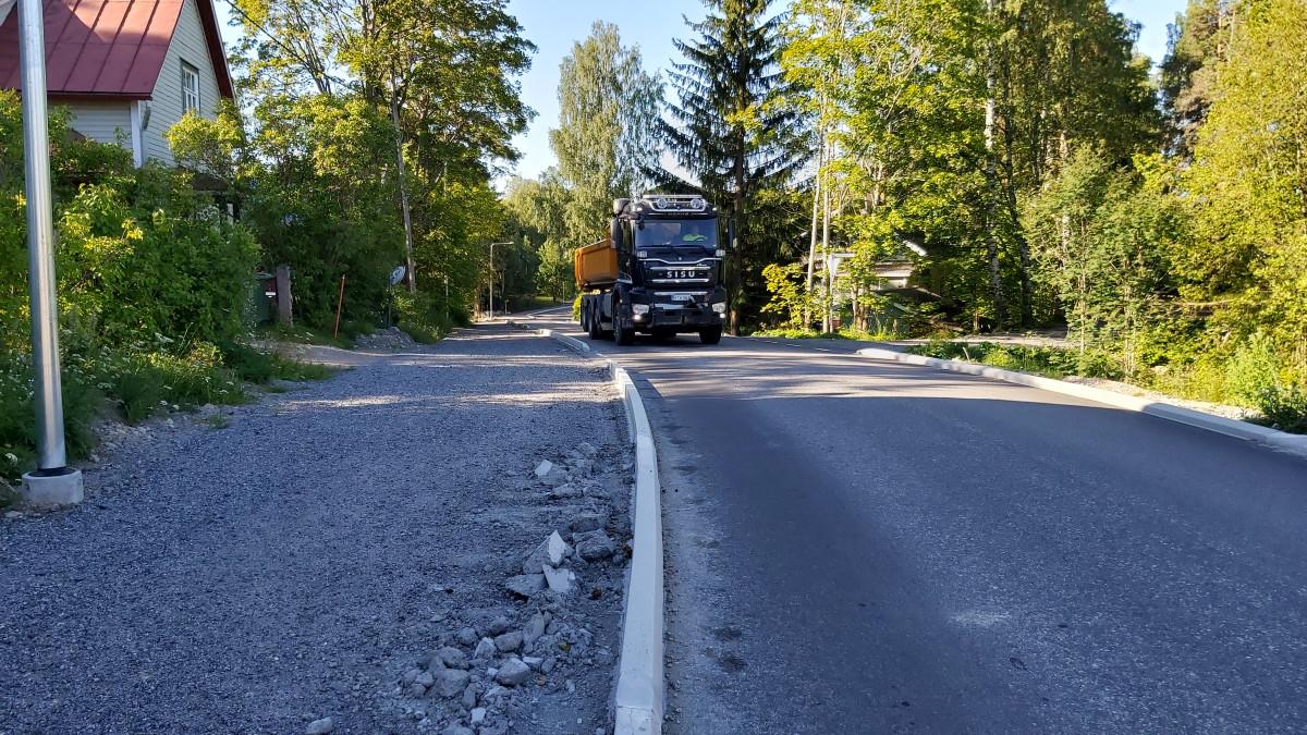 Viimeistelemätön pyörätie ja kuorma-auto tulissa ajokaistalla vastaan