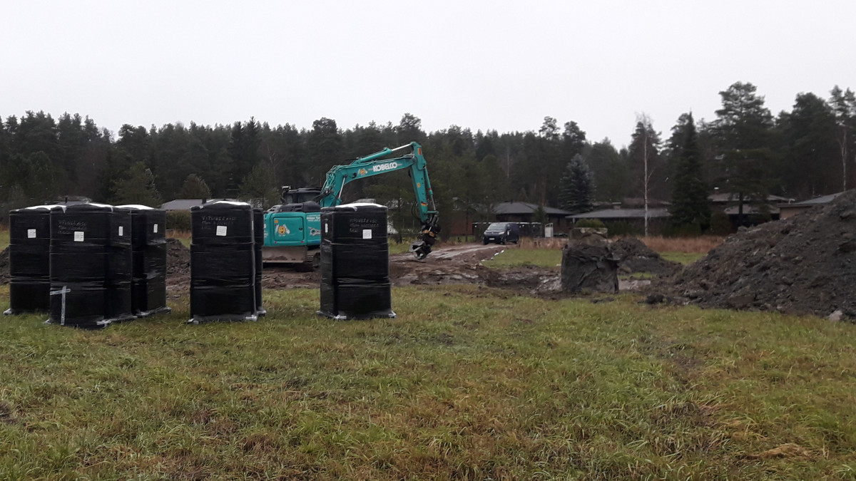 Peltoa, viemärin rakennustarvikkeita ja pientaloja.