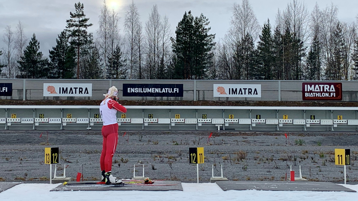 Ampumahiihtäjä ensilumenladulla.