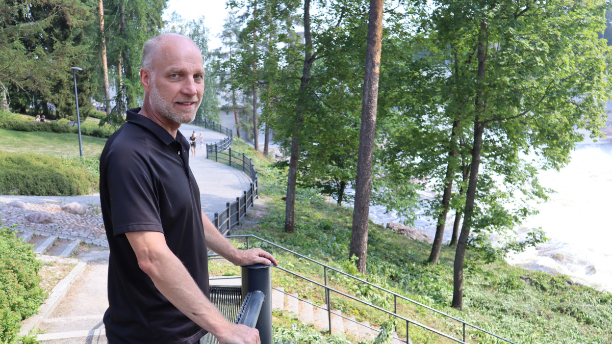 Ari Lindeman Imatrankosken äärellä seisomassa.