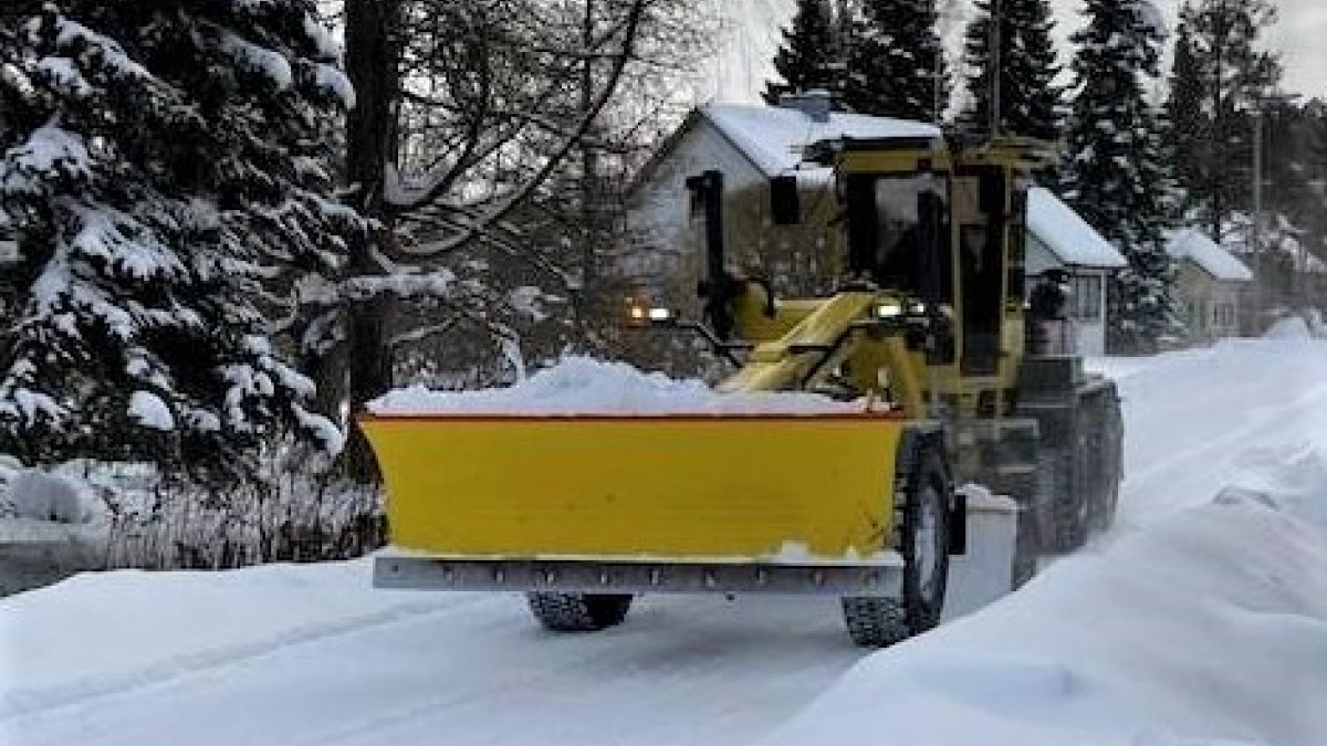 Tiehöylä, jossa aurauslevy paikallaan.