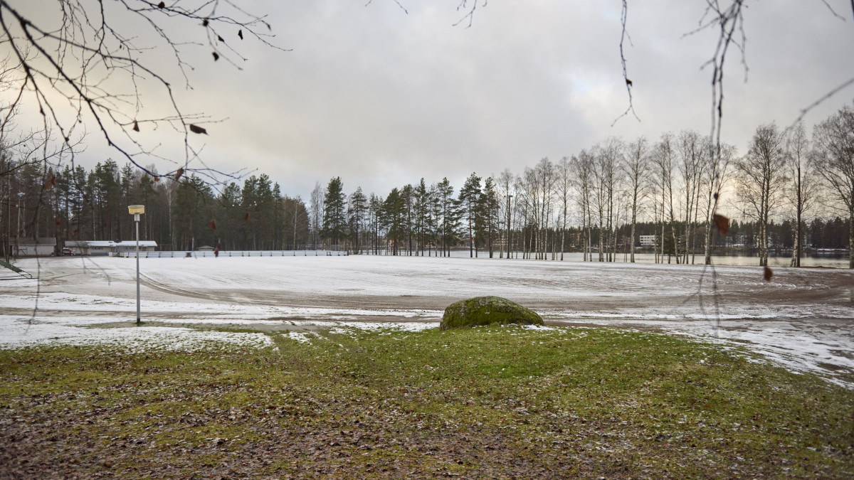 Imatrankosken kenttä, etualalla paljasta maata ja numikkoa.