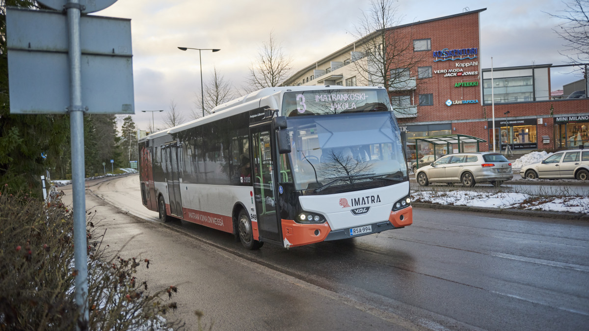Linja-auto Imatrankoskella pysäkillä
