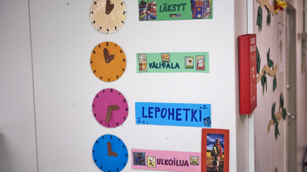 Seinä, jossa on iltapäiväkerhon aikataulu.