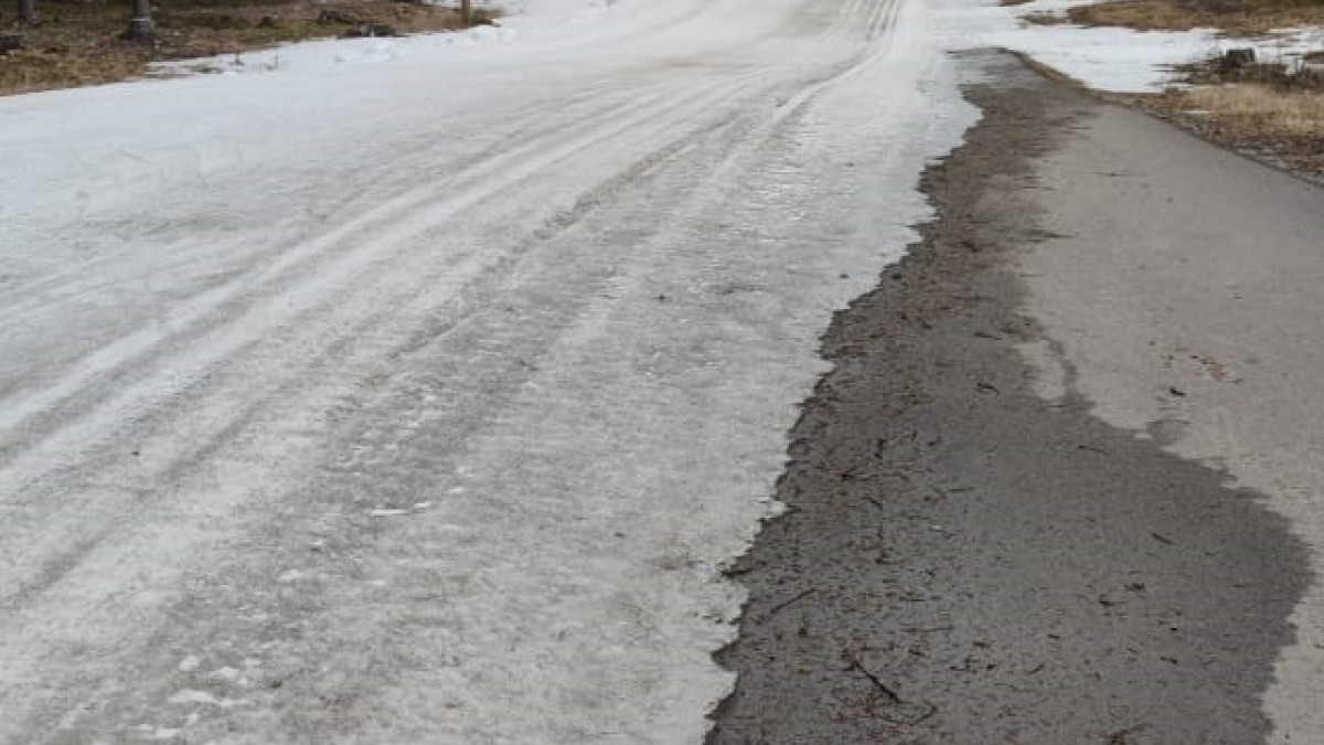 Ohutta latua ja asvalttia.