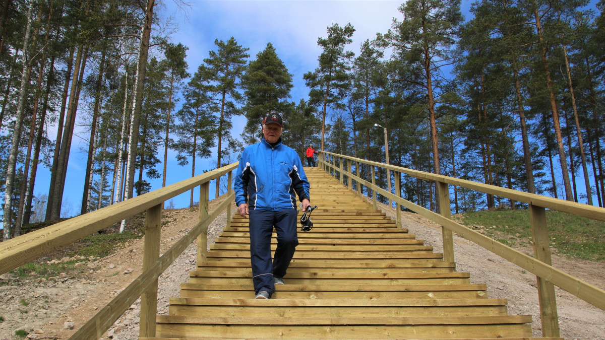 Rautiainen laskeutumassa portaita alas