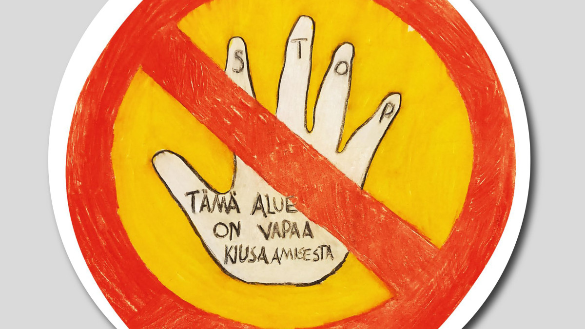 Lasten tekemä kyltti, jossa lukee kiusaamisvapaa alue.