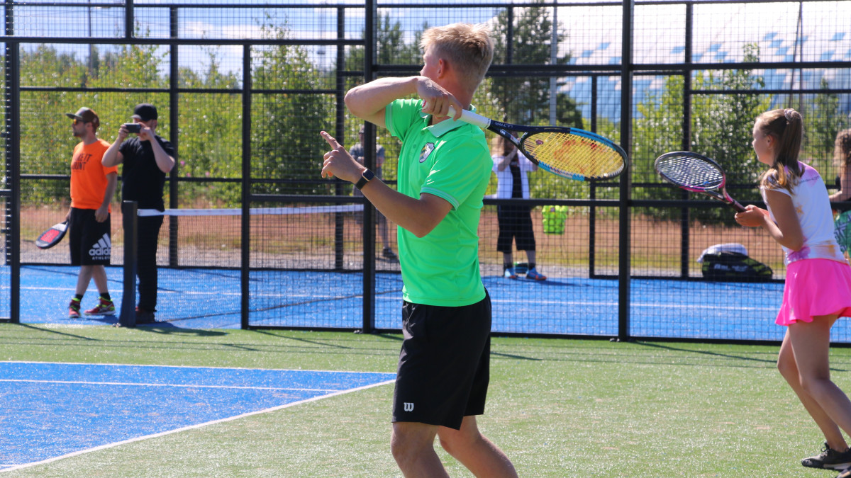 Ukonniemessä on kolme keinonurmipohjaista tenniskenttää sekä padelkenttä.