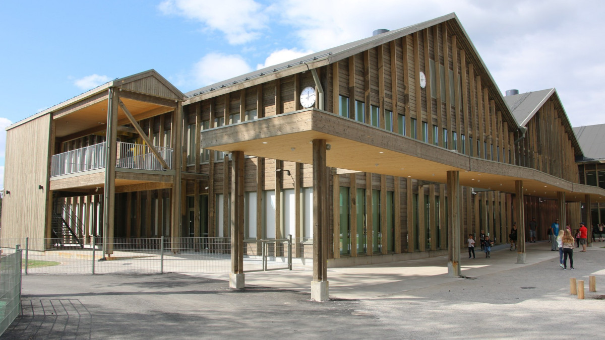 Puinen koulurakennus