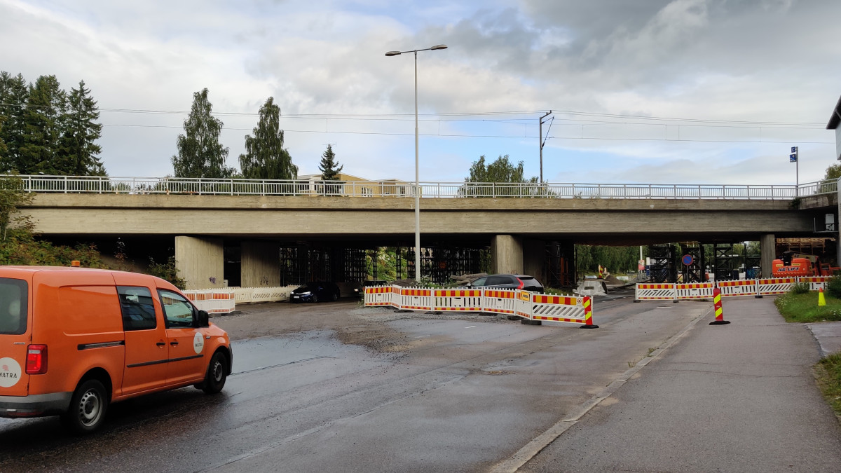 Tainionkoskentie ja sen ylittävä rautatiesilta sekä liikennettä niiden alla.