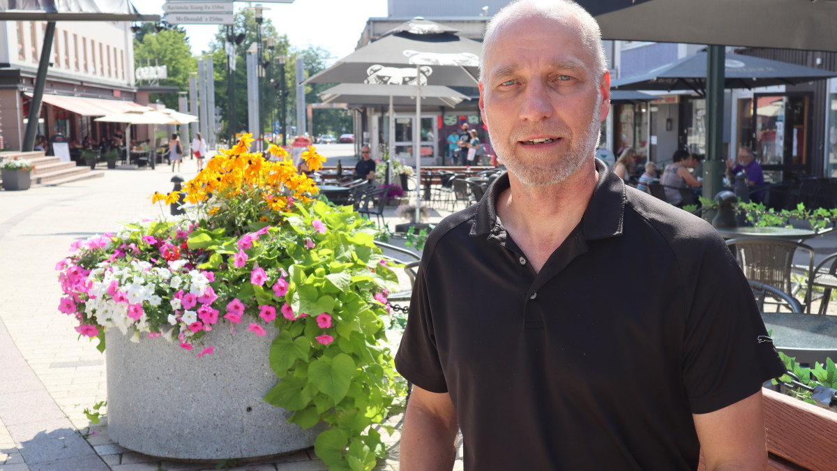 Ari Lindeman Imatran kävelykadulla aurinkoisena päivänä,