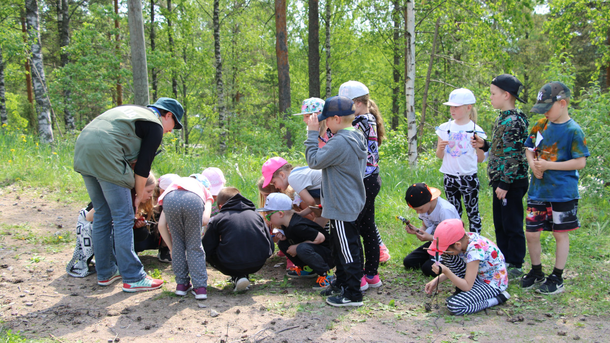Luontokerholaisia metsässä